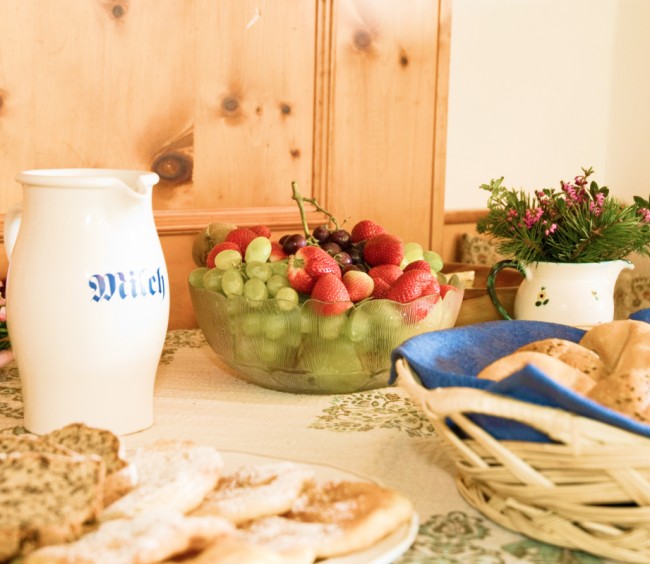 Frühstück mit selbst erzeugten Produkten vom Bauernhof Walcherhof in Ramsau am Dachstein