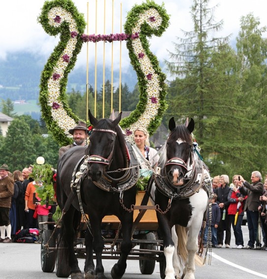 Blumenkutsche mit Pferden beim Sonntagsumzug des Festes © TVB Ramsau am Dachstein